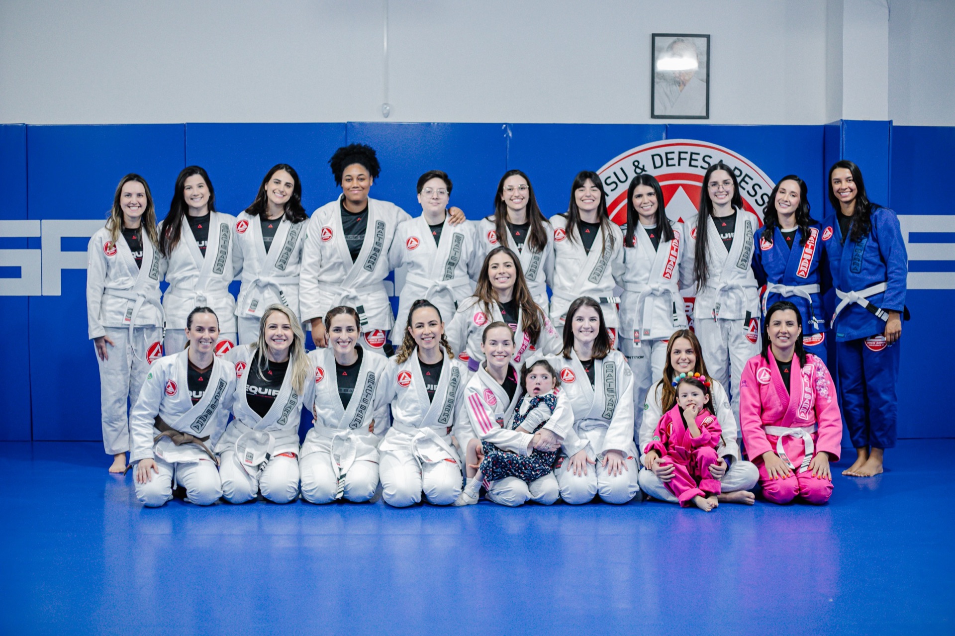 Turma feminina da Gracie Barra Tubarão reunida no tatame azul